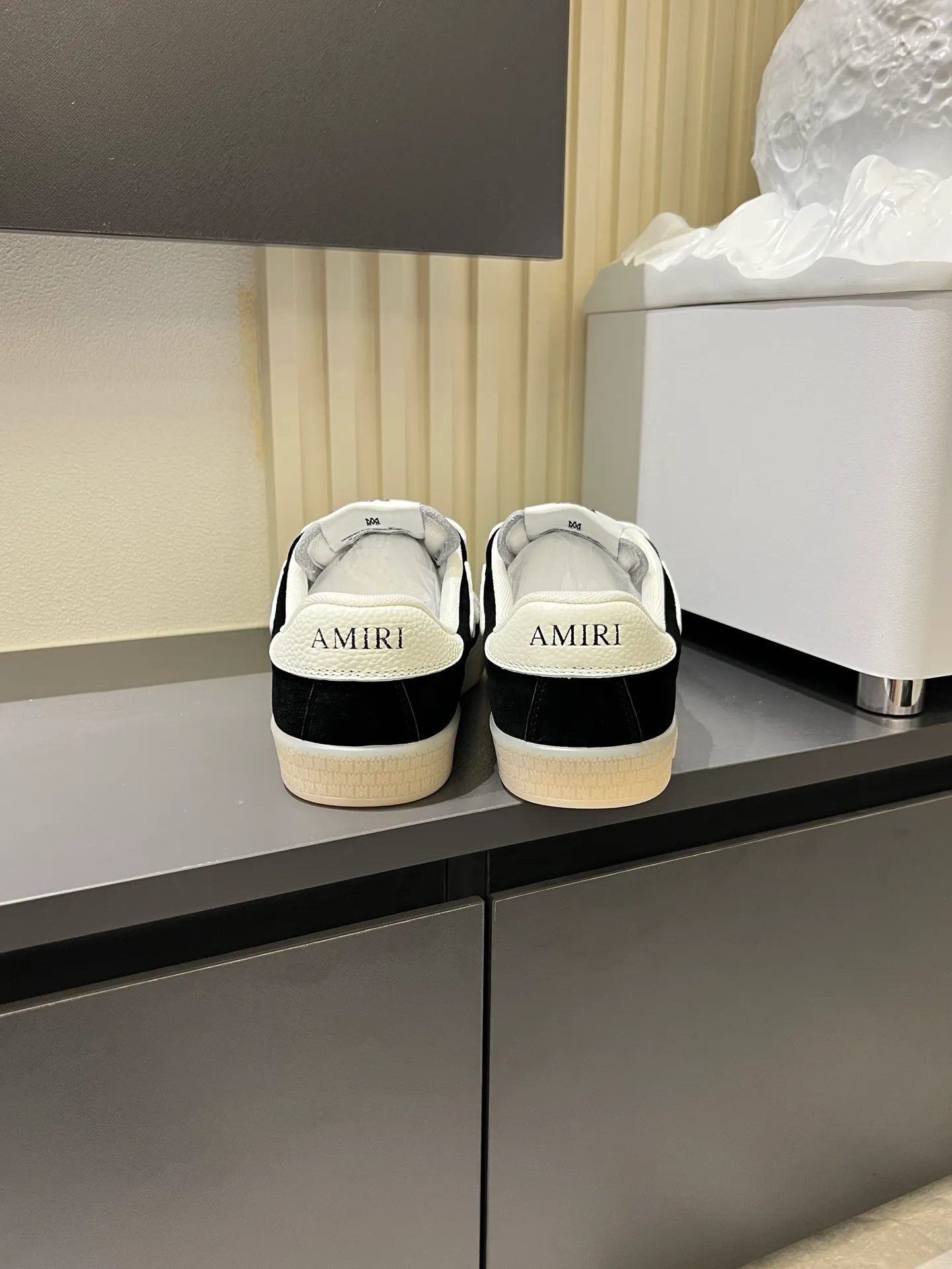 Men's shoes 💰p560 "AMIR*" new men's low-top casual sports sneakers bone shoes, another pair of irresistible bone shoes. Bone shoes are one of AMIRI's most popular items. Made of first-layer cowhide upper. The side bones are made of two cowhide laminations. It has a three-dimensional effect. The leather incisions are all oil-edged. Contrast color design. Simple style. Fashionable sports. Customized metal LOGO nameplate embellished with laces. Exclusive top-quality version. Supports contrast. Breathable mesh lining. The original rubber outsole is a must-have item for daily leisure. It is suitable for various occasions. If you pursue high quality, check it out. It is super cool on the feet and comes with a full set of original packaging! Size: 39-45!